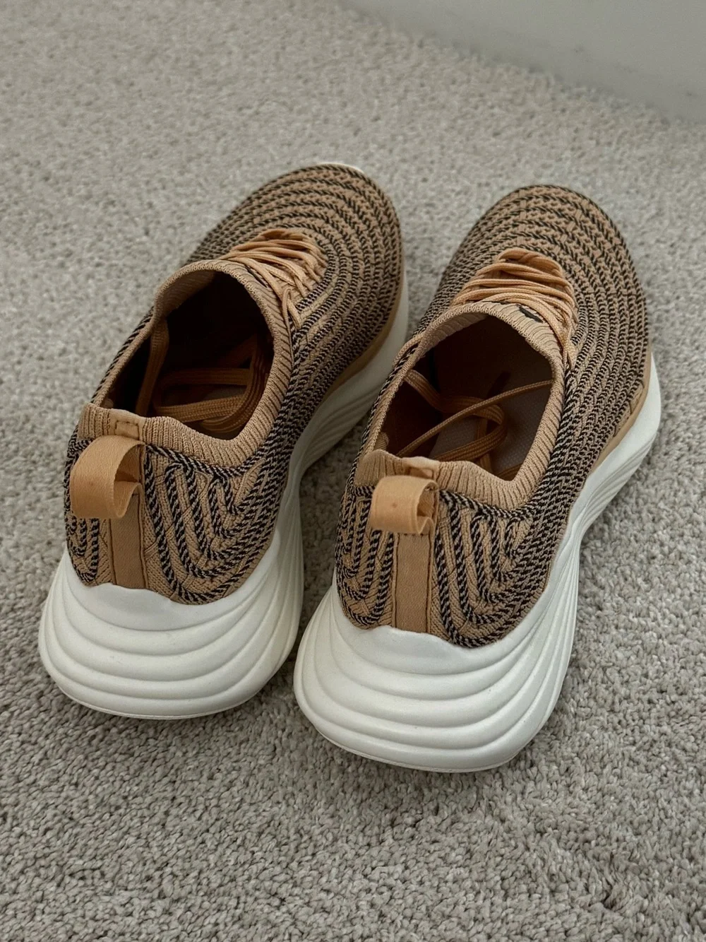 NWT APL Zipline camel/chocolate/pixel size 7.5 women’s